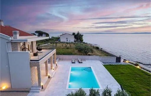 Luxurious Beachfront Vila 