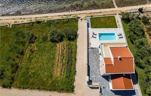 Luxurious Beachfront Vila 
