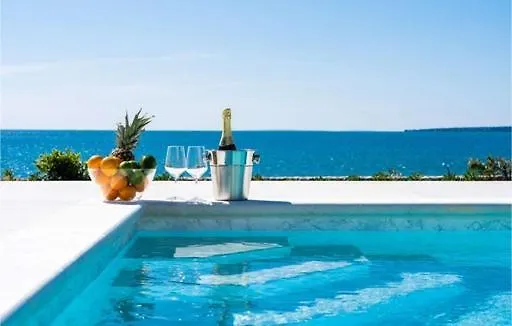 빌라 Luxurious Beachfront Vila 