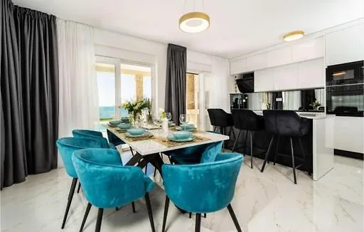 Luxurious Beachfront Vila 