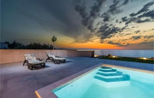 Luxurious Beachfront Vila 