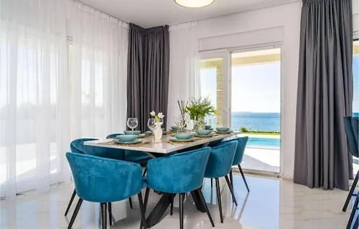 Luxurious Beachfront Vila 