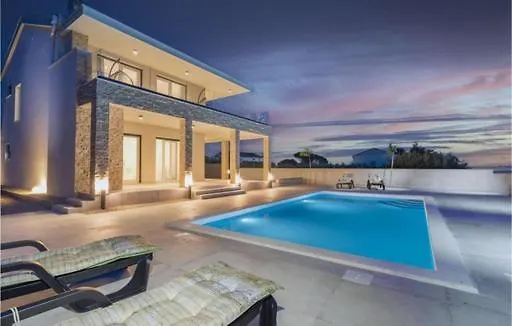 Luxurious Beachfront Vila 