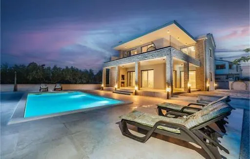 Luxurious Beachfront Vila 