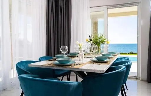 Luxurious Beachfront Vila 