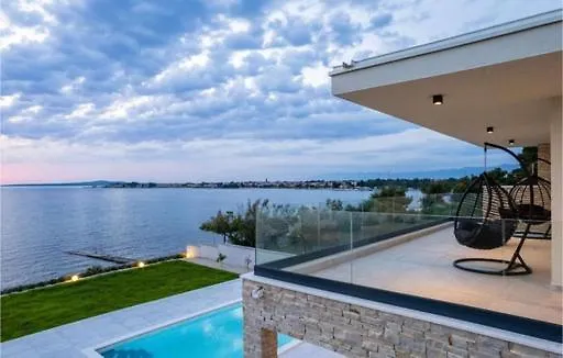 Luxurious Beachfront Vila 